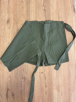 Falda pantalón verde con lazada, sin marca.