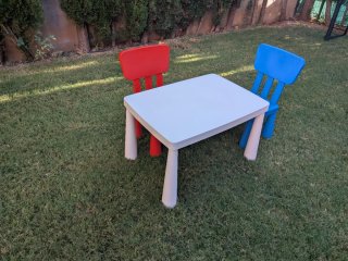Mesa IKEA MAMMUT blanca + 2 sillas