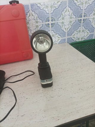 Estuche Linterna AEG con Batería y Cargador