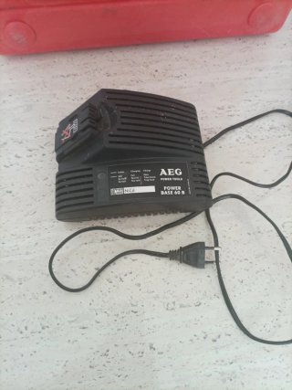 Estuche Linterna AEG con Batería y Cargador