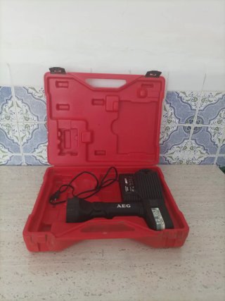 Estuche Linterna AEG con Batería y Cargador