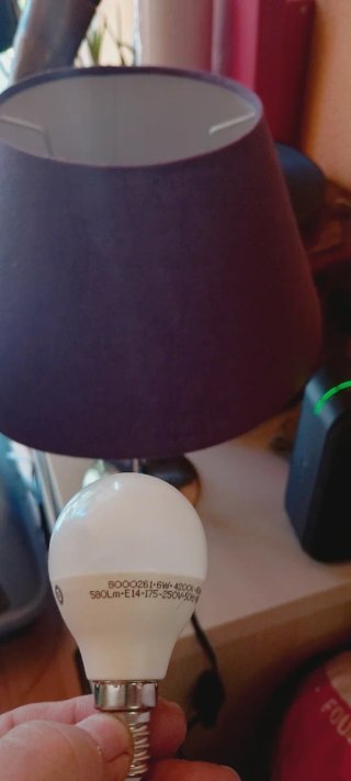 Lámpara de mesa morada y plateada