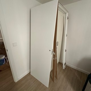 Puerta blanca interior