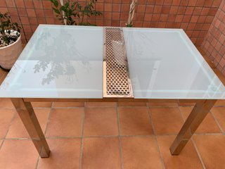 Mesa de cristal y acero para exterior