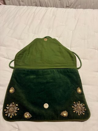 Bolso de mano y bandolera verde con pedrería