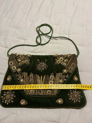 Bolso de mano y bandolera verde con pedrería