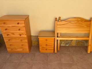 Dormitorio: 2 cabeceros, cómoda y mesilla.