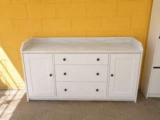 Mueble blanco con tapa de mármol de vinilo