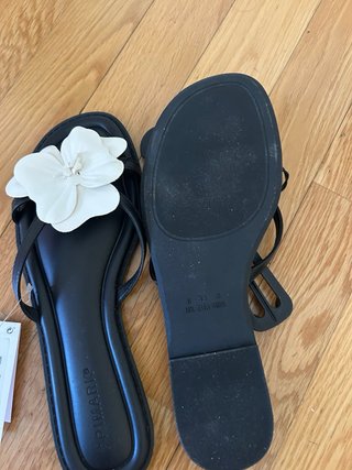 Sandalias negras con flor blanca