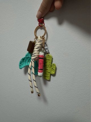 Llavero con cactus y abalorios