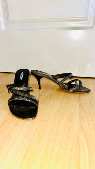 Sandalias de tiras plateadas y negras