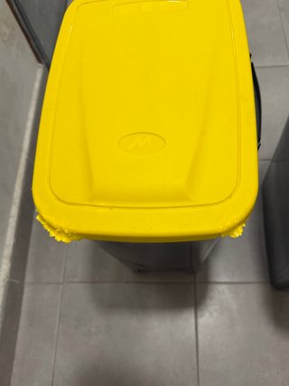 Cubos de Basura Estrechos
