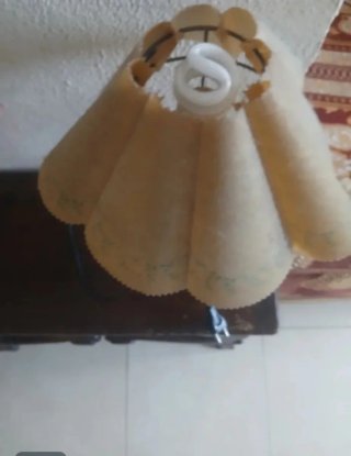 Mesa de madera tallada a mano