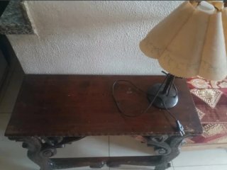 Mesa de madera tallada a mano