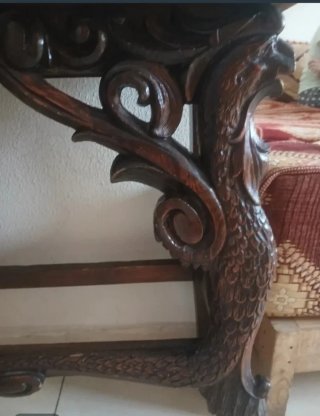 Mesa de madera tallada a mano