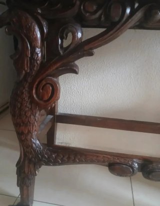 Mesa de madera tallada a mano