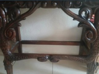 Mesa de madera tallada a mano