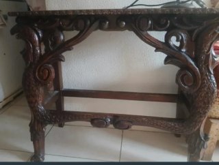 Mesa de madera tallada a mano