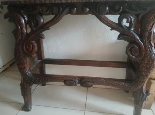 Mesa de madera tallada a mano