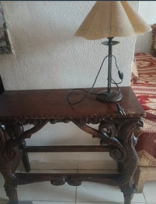 Mesa de madera tallada a mano