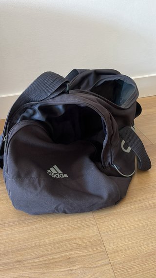 Bolsa deportiva Adidas azul. Buen estado.