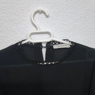 Blusa negra manga larga con encaje