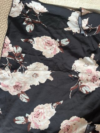 Blusa negra flores rosas y blancas