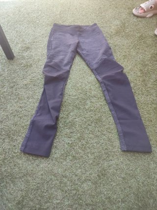 Pantalones deportivos grises y negros