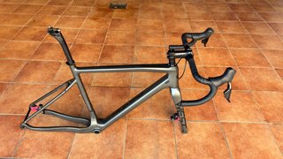 Cuadro Megamo West y manetas SRAM Rival AXS