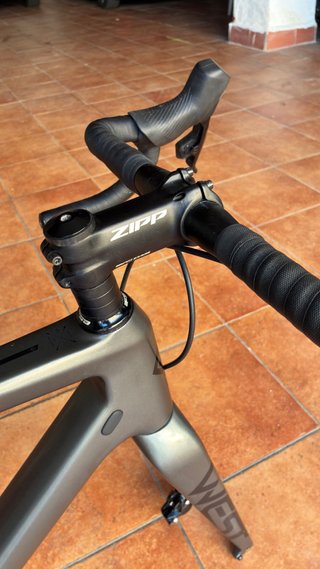 Cuadro Megamo West y manetas SRAM Rival AXS