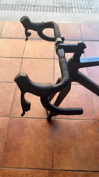Cuadro Megamo West y manetas SRAM Rival AXS