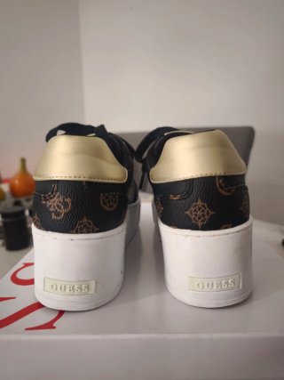 Zapatillas Guess Negras y Doradas Talla 37