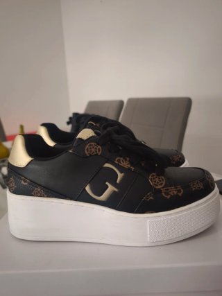 Zapatillas Guess Negras y Doradas Talla 37