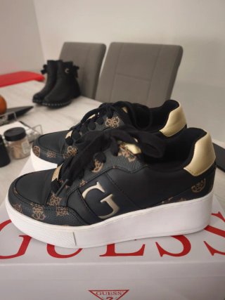 Zapatillas Guess Negras y Doradas Talla 37