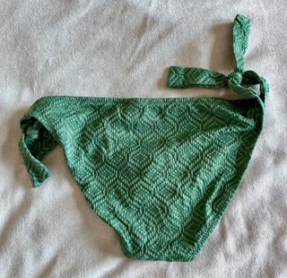Parte inferior bikini verde con lazos