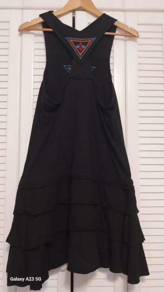 Vestido negro con bordado triangular