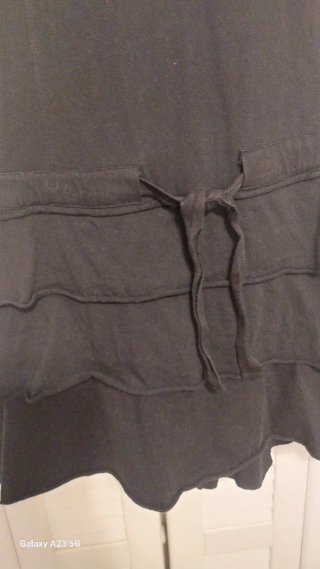Vestido negro con bordado triangular