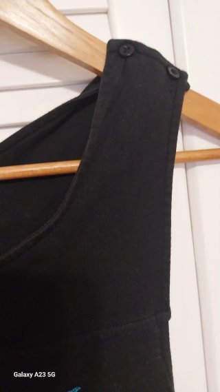 Vestido negro con bordado triangular