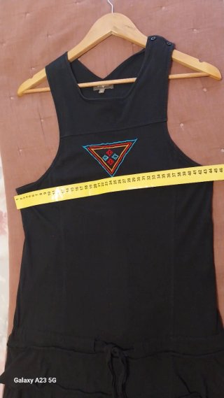 Vestido negro con bordado triangular