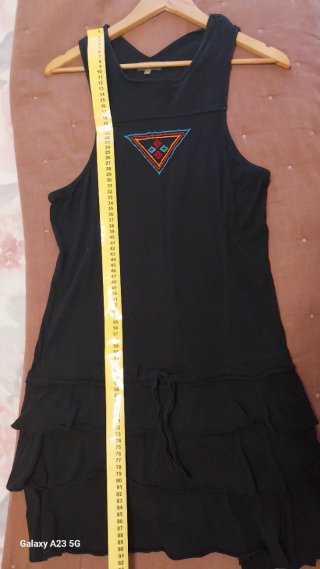 Vestido negro con bordado triangular