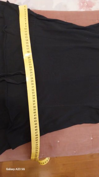 Vestido negro con bordado triangular