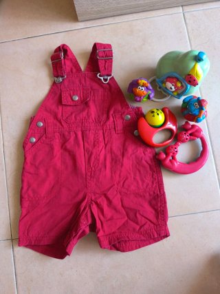 Pantalón corto H&M bebé 4-6 meses + juguetes