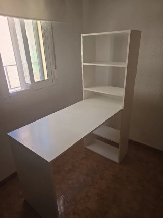 Escritorio blanco con estantería