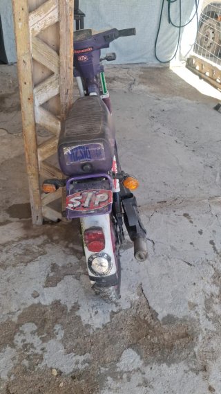 Suzuki Vespino Morado y Blanco