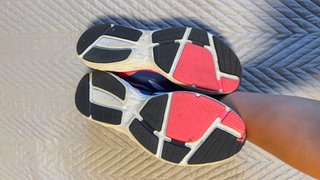Zapatillas deportivas azules y rojas