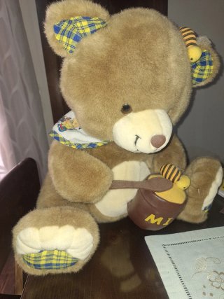 Oso de peluche marrón con detalles.