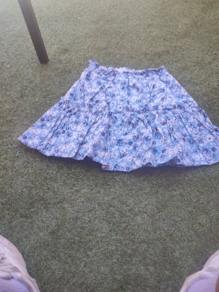 Falda floral azul y blanca