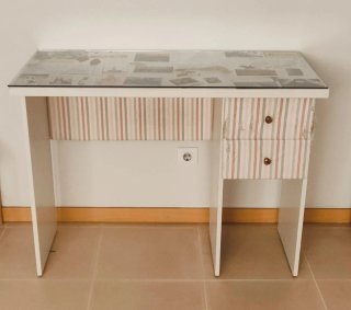 Escritorio de madera y cristal