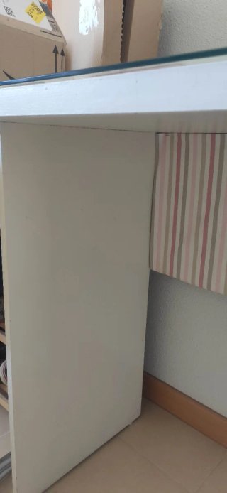 Escritorio de madera y cristal