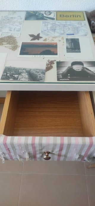 Escritorio de madera y cristal